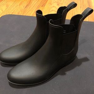 Black Chelsea Rainboots